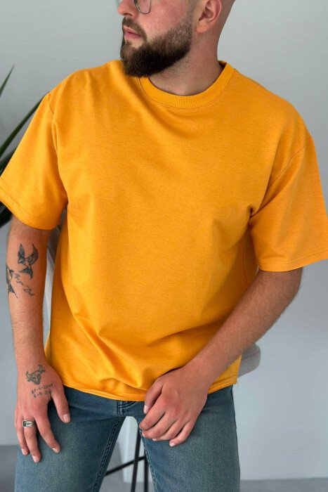 T-SHIRT NJË NGJYRËSH PËR MESHKUJ NË NGJYRË MUSTARDË - KLAUDIO FASHION