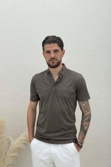 T-SHIRT ME JAKE POLO PER MESHKUJ NE NGJYRE KAFE 