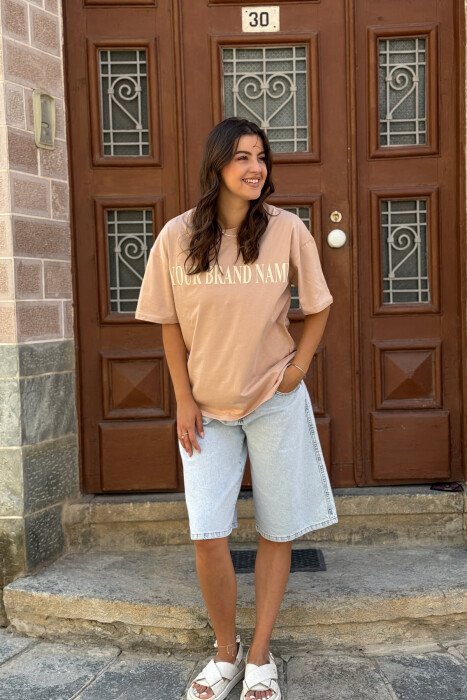T-SHIRT ME SHKRIME DHE IMAZH PËR FEMRA NË NGJYRËN BEZHË 