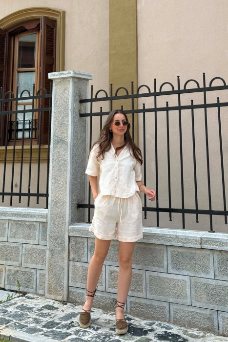 SET ME QENDISJE KEMISHE + PANTALLONA TE SHKURTRA PER FEMRA NE NGJYRE KREM - KLAUDIO FASHION