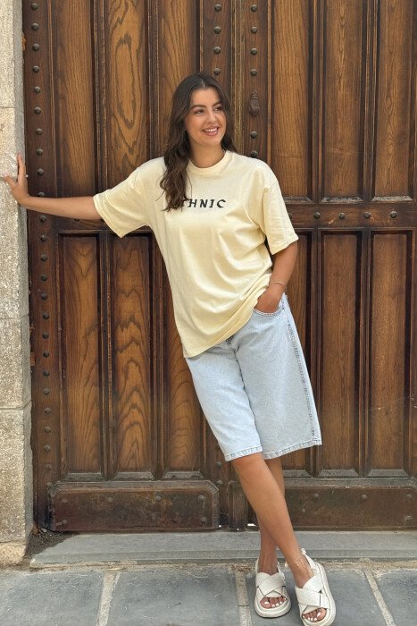T-SHIRT NJË NGJYRËSH ME SHKRIME PËR FEMRA NË NGJYRËN KREM 