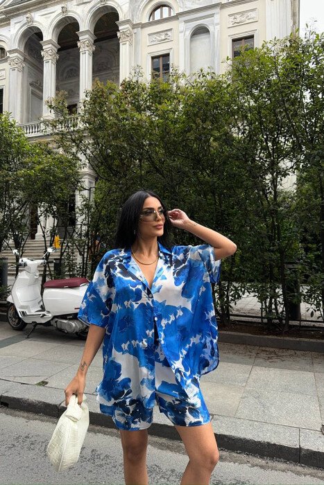 SET ME DIZAJNIN E LULEVE KËMISHË+PANTALLONA TË SHKURTRA PËR FEMRA NË NGJYRËN BLU - KLAUDIO FASHION