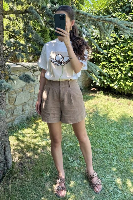 FLOWER IMAGE LITTLE WRITTINGS WOMEN T-SHIRT WHITE-E BARDHE - KLAUDIO FASHION