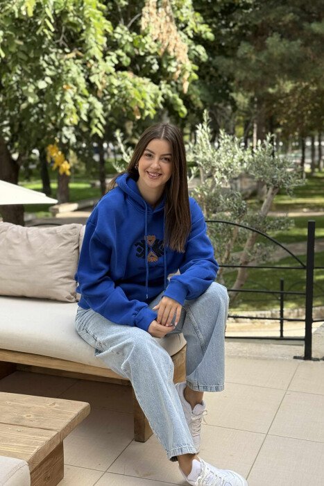 HOODIE ME PUSH DHE DIZAJN NË PJESËN PARA DHE PAS PËR FEMRA NË NGJYRËN BLU - KLAUDIO FASHION