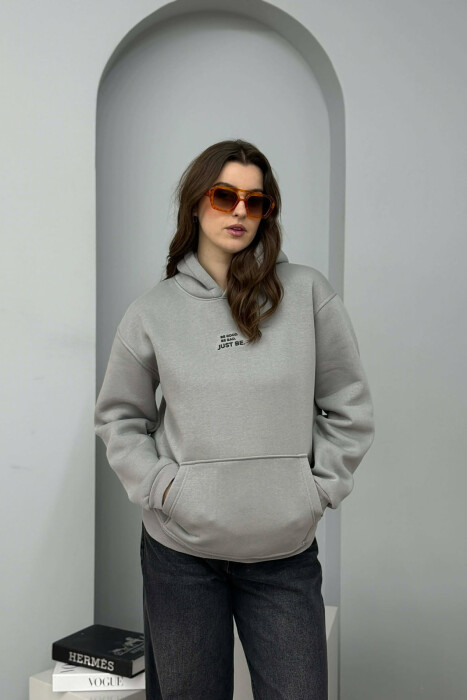 HOODIE NJE NGJYRSHE ME PUSH DHE ME SHKRIM NE PJESEN PARA PER FEMRA NE NGJYRE GRI - KLAUDIO FASHION