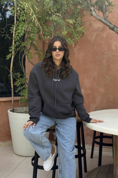 HOODIE ME PUSH NJËNGJYRËSHE DHE ME SHKRIM TË VOGËL PARA PËR FEMRA NË NGJYRËN GRI TË ERRËT 