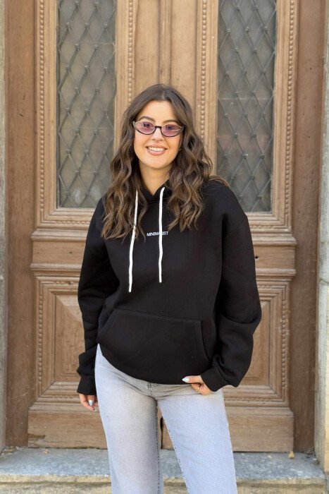 HOODIE ME PUSH DHE SHKRIM MINIMALIST NË PJESEN PARA PËR FEMRA NË NGJYRË TË ZEZË 