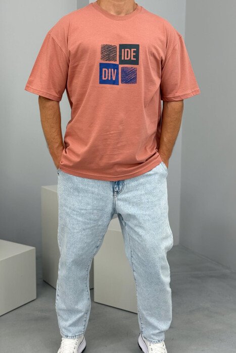 T-SHIRT I THJESHTË ME SHKRIME PËR MESHKUJ NË NGJYRËN PUDËR 