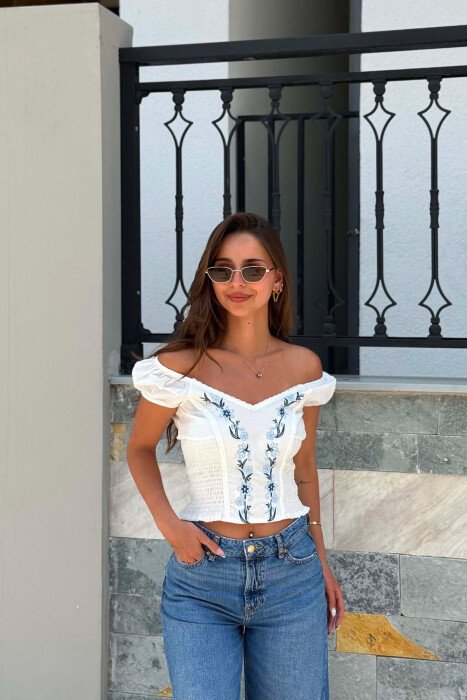 T-SHIRT I THJESHTË ME DIZAJNE PËR FEMRA NË NGJYRËN E BARDHË+BLU - KLAUDIO FASHION