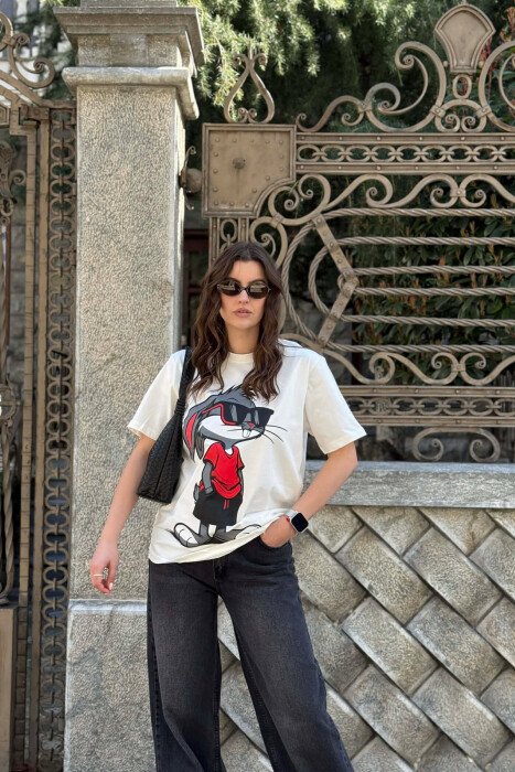 T-SHIRT ME SHKRIME DHE IMAZH PËR FEMRA NË NGJYRËN CREM + NJE PAKETE CORAPE 
