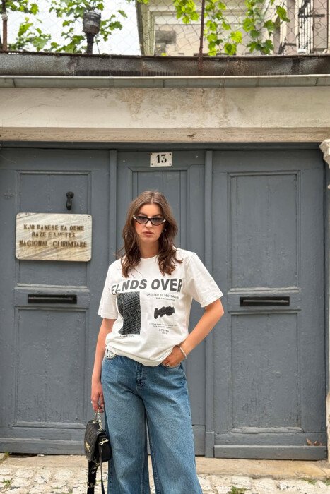 T-SHIRT ME IMAZH NE PJESEN PARA & SHKRIME PAS PER FEMRA NE NGJYRE KREM + 6 PALE ÇORAPE DHURATE 