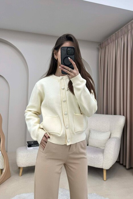 PULOVER ME JAKE RRETHORE DHE XHEPA PER FEMRA NE NGJYRE KREM - KLAUDIO FASHION