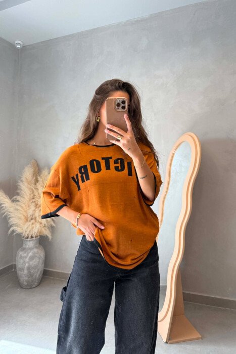 T-SHIRT ME SHKRIME NE PJESEN PARA PER FEMRA NE NGJYRE KAFE TE ZBARDHUR - KLAUDIO FASHION