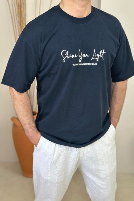 T-SHIRT ME SHKRIME DHE IMAZH PËR MESHKUJ NË NGJYRËN BLU E ERRËT 