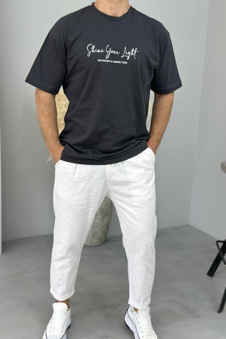 T-SHIRT ME SHKRIME DHE IMAZH PËR MESHKUJ NË NGJYRË GRI TË ERRËT 
