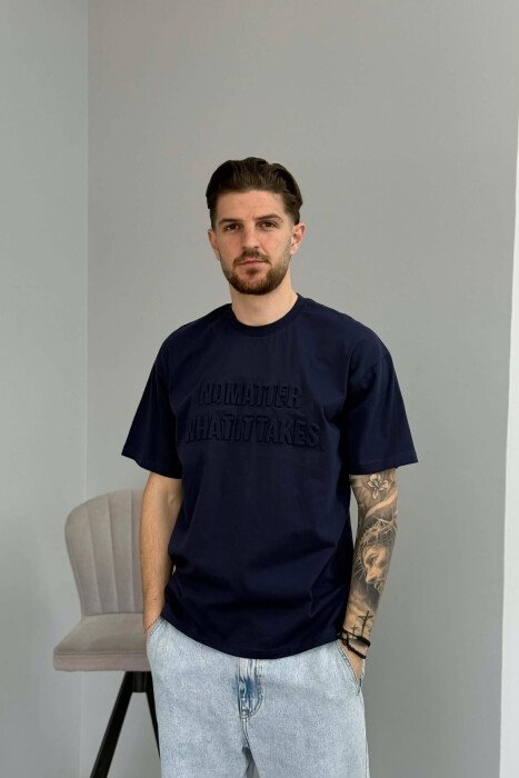 T-SHIRT ME SHKRIME PËR MESHKUJ NË NGJYRË BLU - 