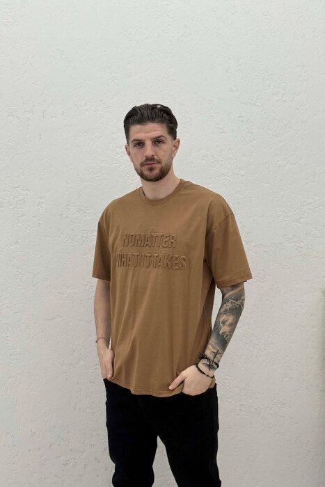 T-SHIRT ME SHKRIME PËR MESHKUJ NË NGJYRË KAFE - 