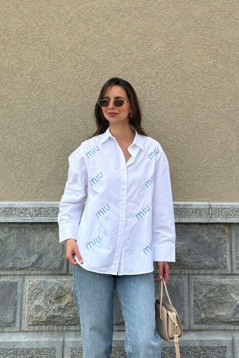 KEMISHE ME SHKRIME NE PJESEN PARA PER FEMRA NE NGJYRE TE BARDHE ME BLU - KLAUDIO FASHION