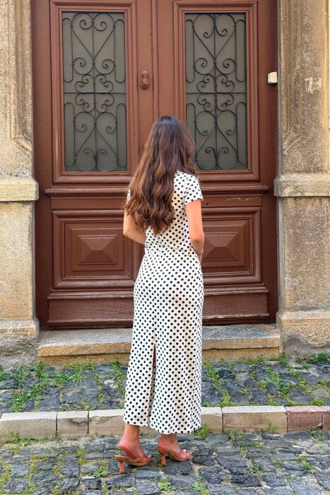 FUSTAN ME DIZAJN POLKA DOTS ME MENGE TE SHKURTRA PER FEMRA NE NGJYRE TE BARDHE - 3