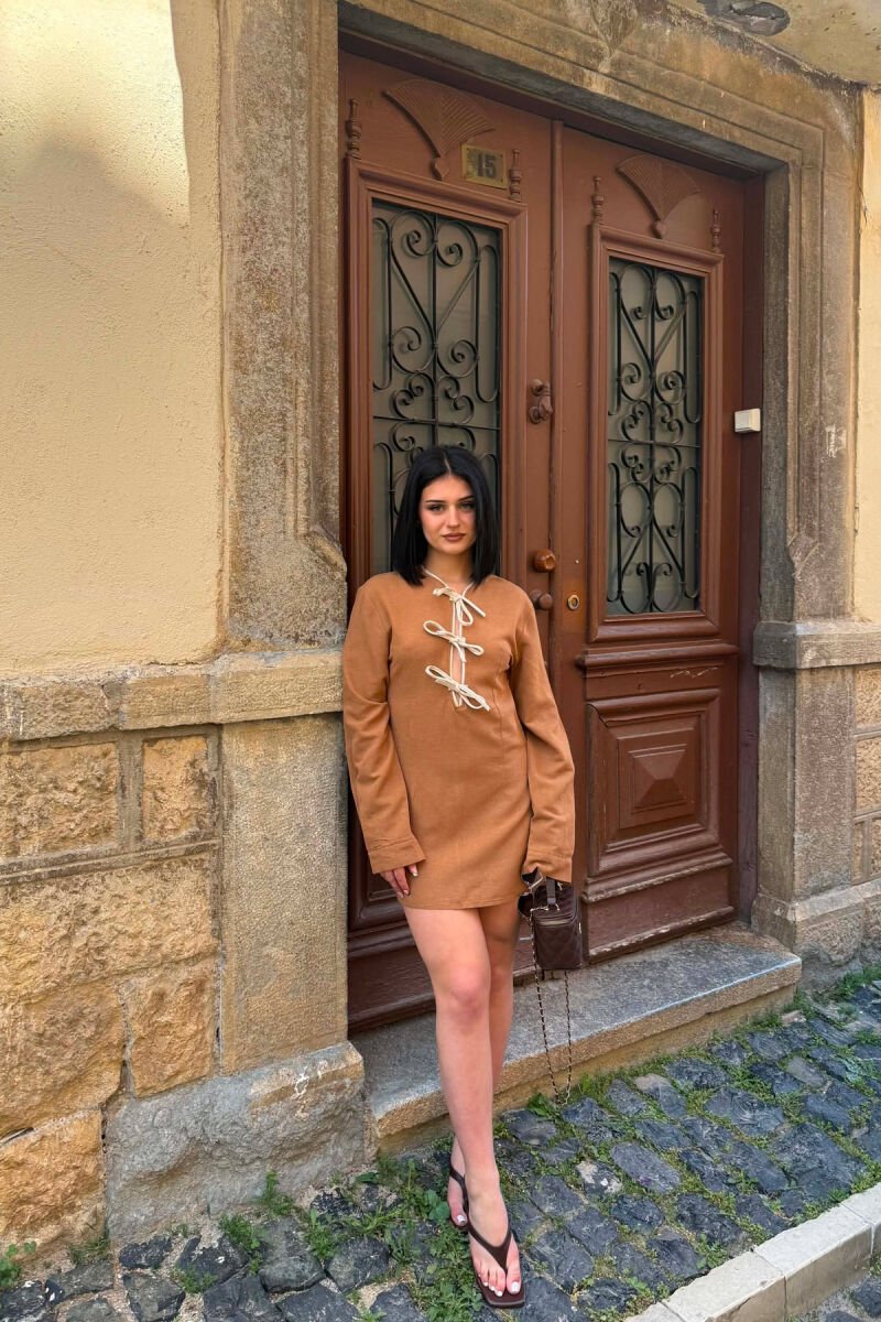 FUSTAN NJË NGJYRËSH ME DETAJIN E LIDHSEVE PËR FEMRA NË NGJYRËN KAFE - 2