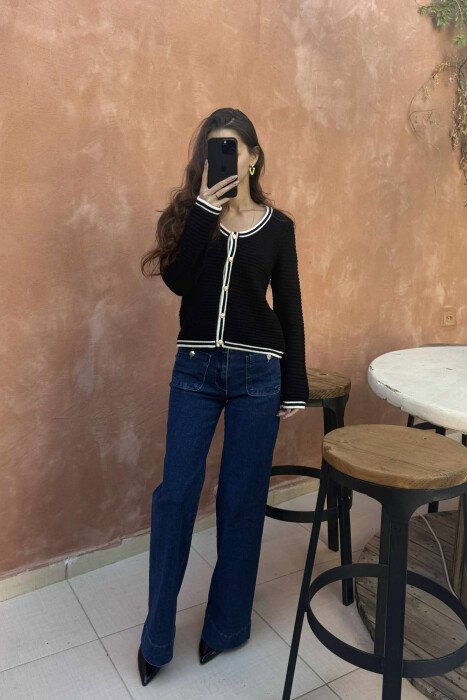 PULOVËR ME KOPSA NË NGJYRË GOLD PËR FEMRA NË NGJYRË TË ZEZË - KLAUDIO FASHION