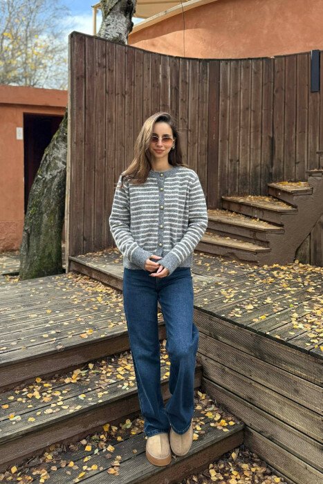 PULOVER ME VIJA DHE BUTONA GOLD PER FEMRA NE NGJYRE GRI 