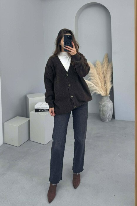 PULOVER E THJESHTE ME DETAJIN E ZEMRES PER FEMRA NE NGJYRE KAFE TE ERRET - KLAUDIO FASHION