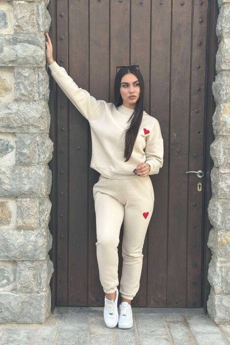 KOSTUM BLUZË DHE TUTA ME LOGON E NJË ZEMRE PËR FEMRA NË NGJYRËN BEZHË - KLAUDIO FASHION