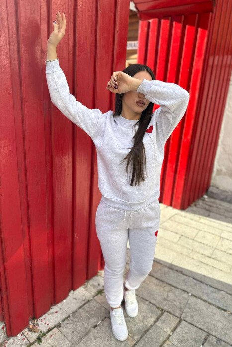 KOSTUM BLUZË DHE TUTA ME LOGON E NJË ZEMRE PËR FEMRA NË NGJYRËN GRI TË ZBARDHUR - KLAUDIO FASHION
