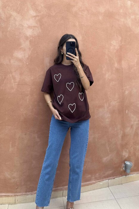 T-SHIRT NJËNGJYRËSH ME DIZANJE ZEMRASH PËR FEMRA NË NGJYRËN KAFE - KLAUDIO FASHION