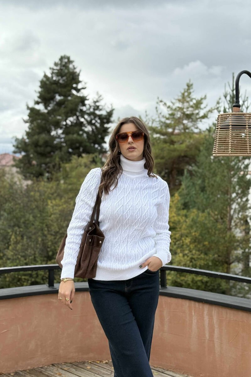 GOLF PËR FEMRA ME DIZAJN GËRSHETI NË NGJYRË TË BARDHË - 1