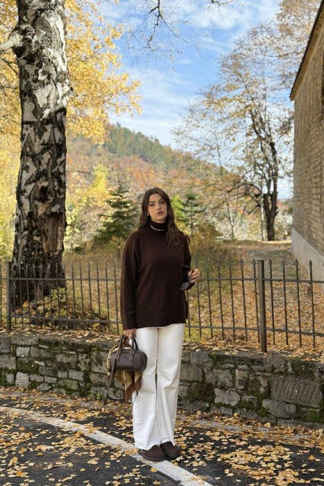 TRIKO E THJESHTË ME JAKË GOLF PËR FEMRA NË NGJYRË KAFE TË ERRËT - KLAUDIO FASHION