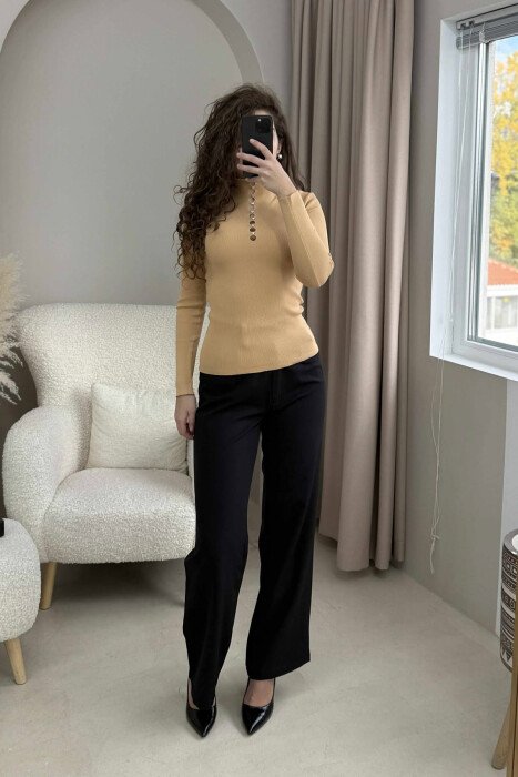 TRIKO ME JAKË GOLF DHE ME DETAJIN E GURËVE PËR FEMRA NË NGJYRË BEZHË 