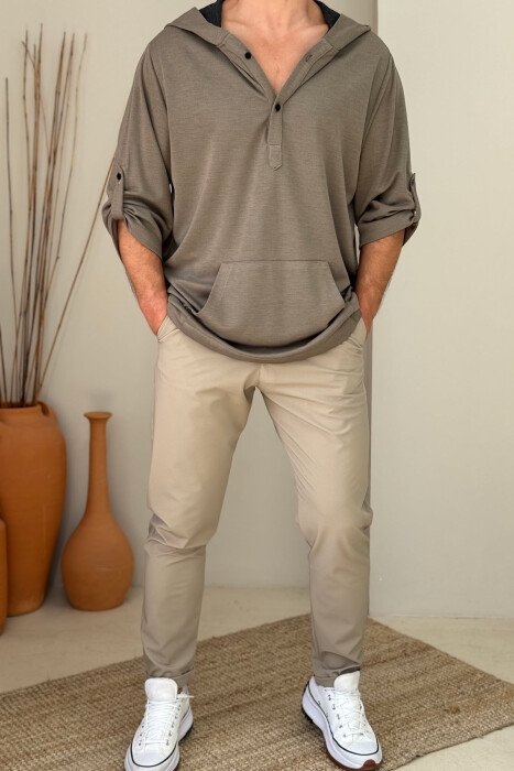 T-SHIRT NJË NGJYRËSH ME KAPUÇ PËR MESHKUJ NË NGJYRËN KAFE - KLAUDIO FASHION