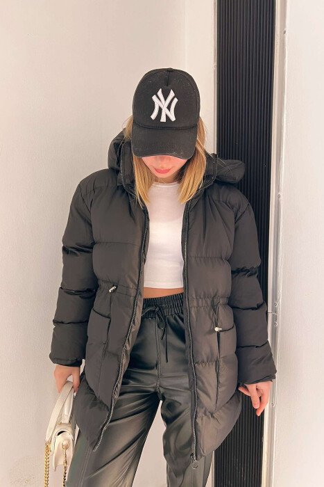 XHUP ME KAPUC PËR FEMRA NË NGJYRËN E ZEZË - KLAUDIO FASHION