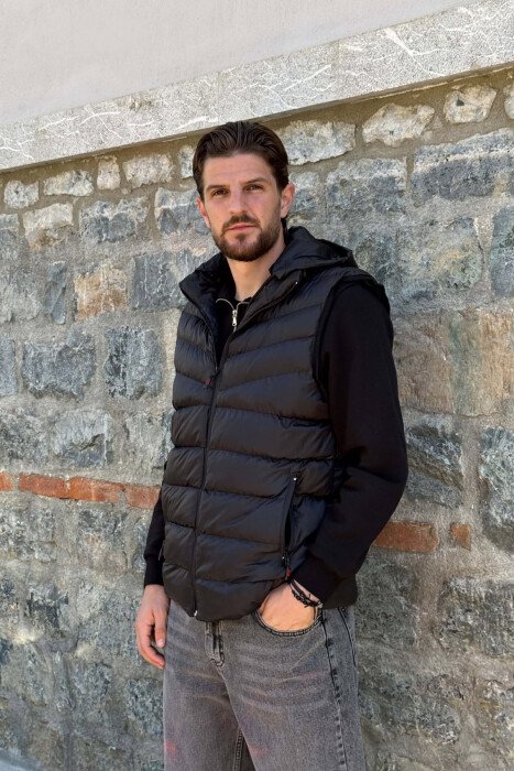 JELEK ME KAPUC DHE XHEPA ME ZINXHIR PËR MESHKUJ NË NGJYRËN E ZEZË - KLAUDIO FASHION