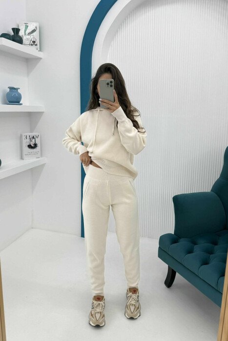 SET I THJESHTË ME KAPUC PËR FEMRA NË NGJYRËN KREM - KLAUDIO FASHION
