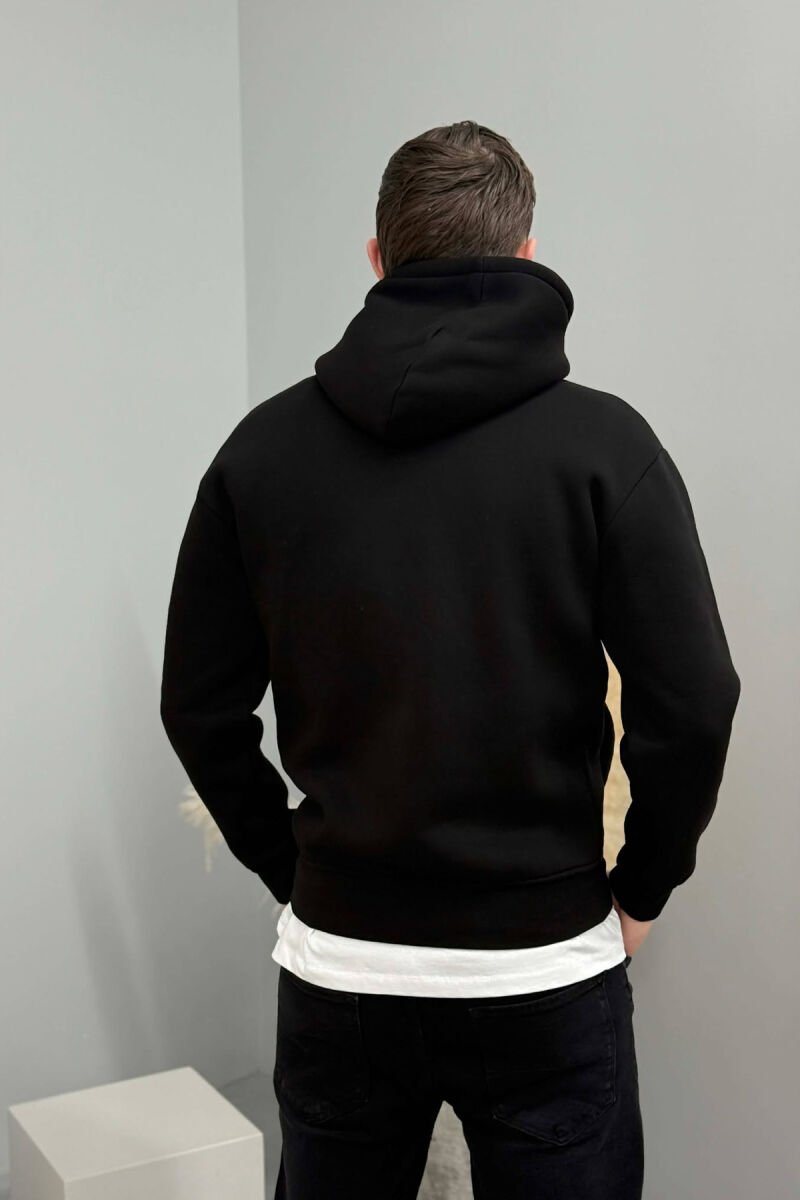 HOODIE E THJESHTE NJË NGJYRESHE ME PUSH PER MESHKUJ NE NGJYRE TE ZEZE - 4