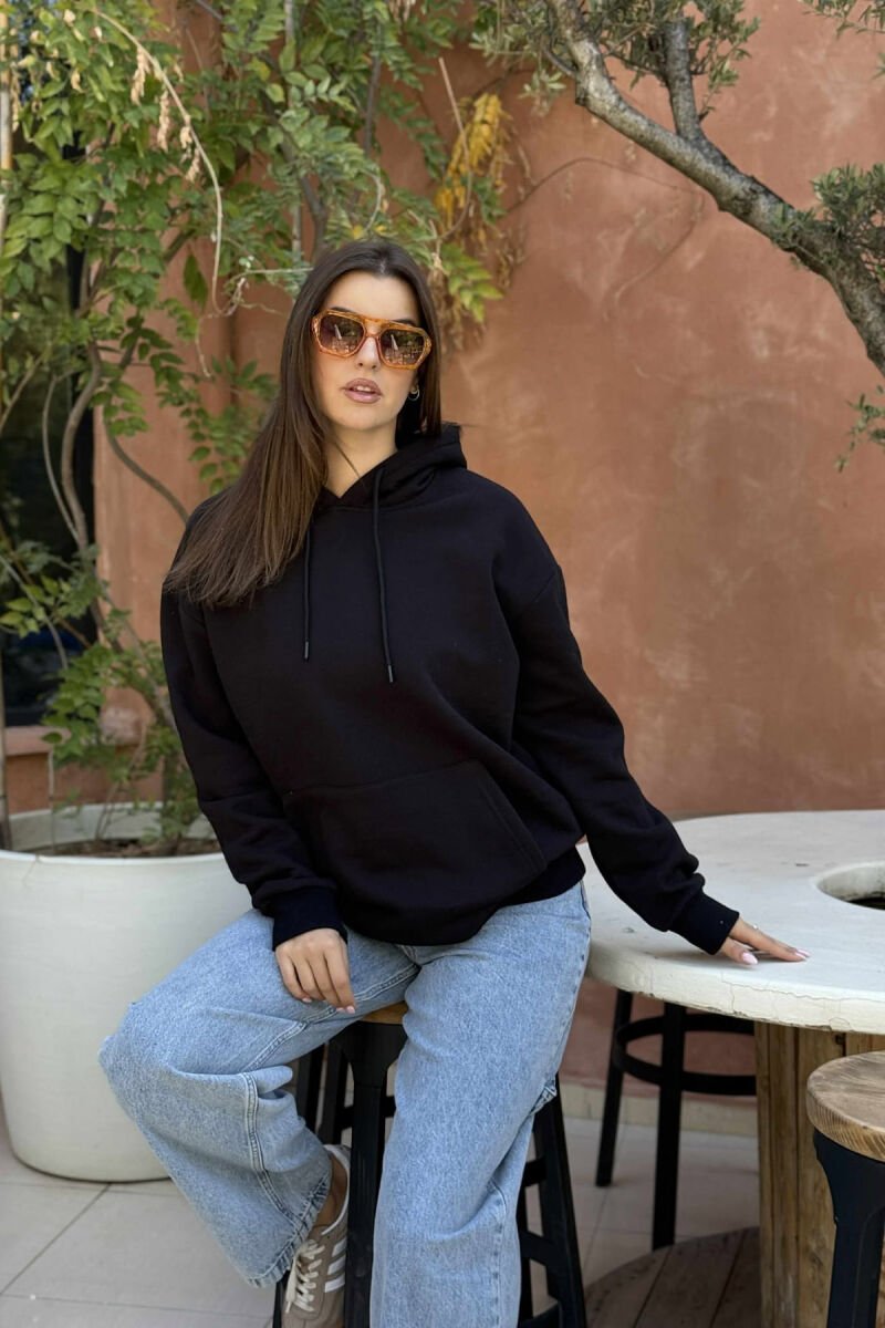 HOODIE E THJESHTË NJË NGJYRËSHE ME PUSH PËR FEMRA NË NGJYRË TË ZEZË - 2