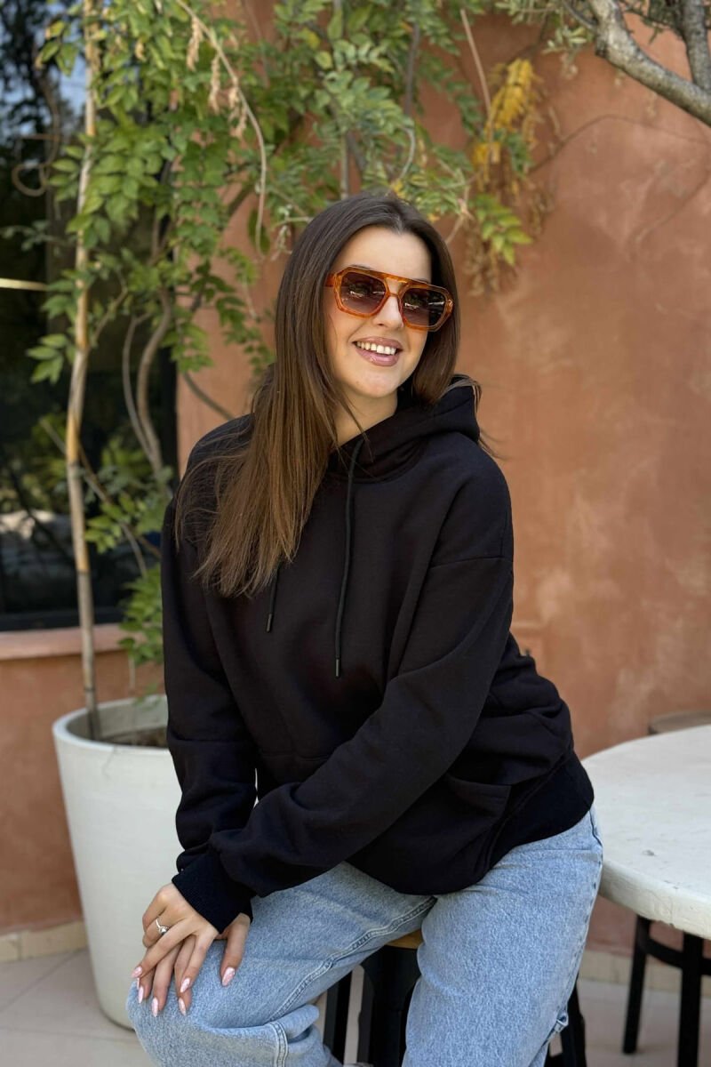 HOODIE E THJESHTË NJË NGJYRËSHE ME PUSH PËR FEMRA NË NGJYRË TË ZEZË - 3
