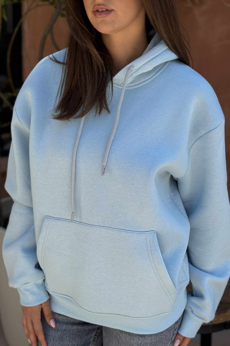 HOODIE E THJESHTË NJË NGJYRËSHE ME PUSH PËR FEMRA NË NGJYRËN BLU TË ZBARDHUR - 4