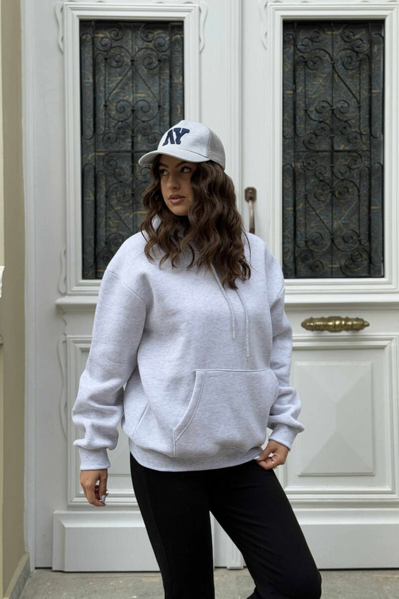 HOODIE E THJESHTË NJË NGJYRËSHE ME PUSH PËR FEMRA NË NGJYRËN GRI TË ZBARDHUR - 2