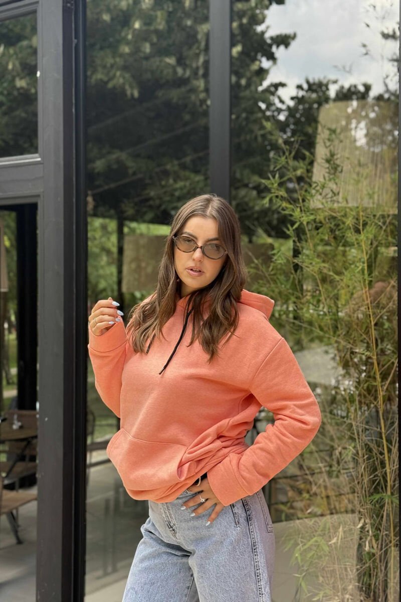 HOODIE E THJESHTË NJËNGJYRËSHE ME PUSH PËR FEMRA NË NGJYRË SALMON - 2