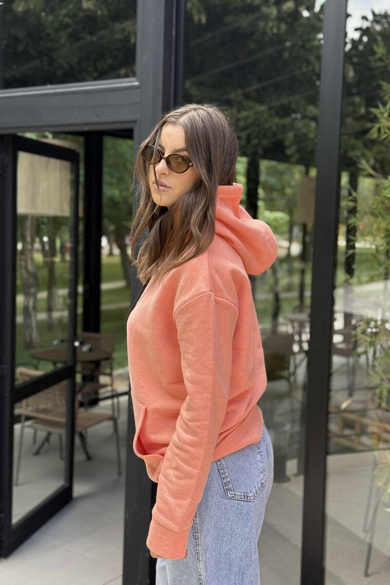 HOODIE E THJESHTË NJËNGJYRËSHE ME PUSH PËR FEMRA NË NGJYRË SALMON - 4