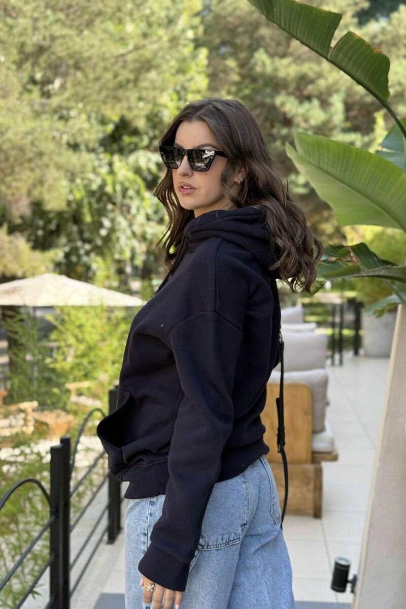 HOODIE E THJESHTË NJËNGJYRËSHE ME PUSH PËR FEMRA NË NGJYRË BLU TË ERRËT - 4