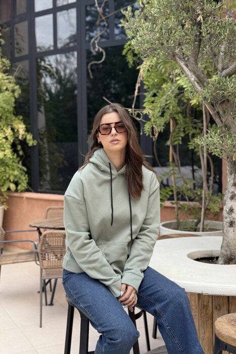 HOODIE E THJESHTË NJËNGJYRËSHE ME PUSH PËR FEMRA NË NGJYRË ULLIRI - 2