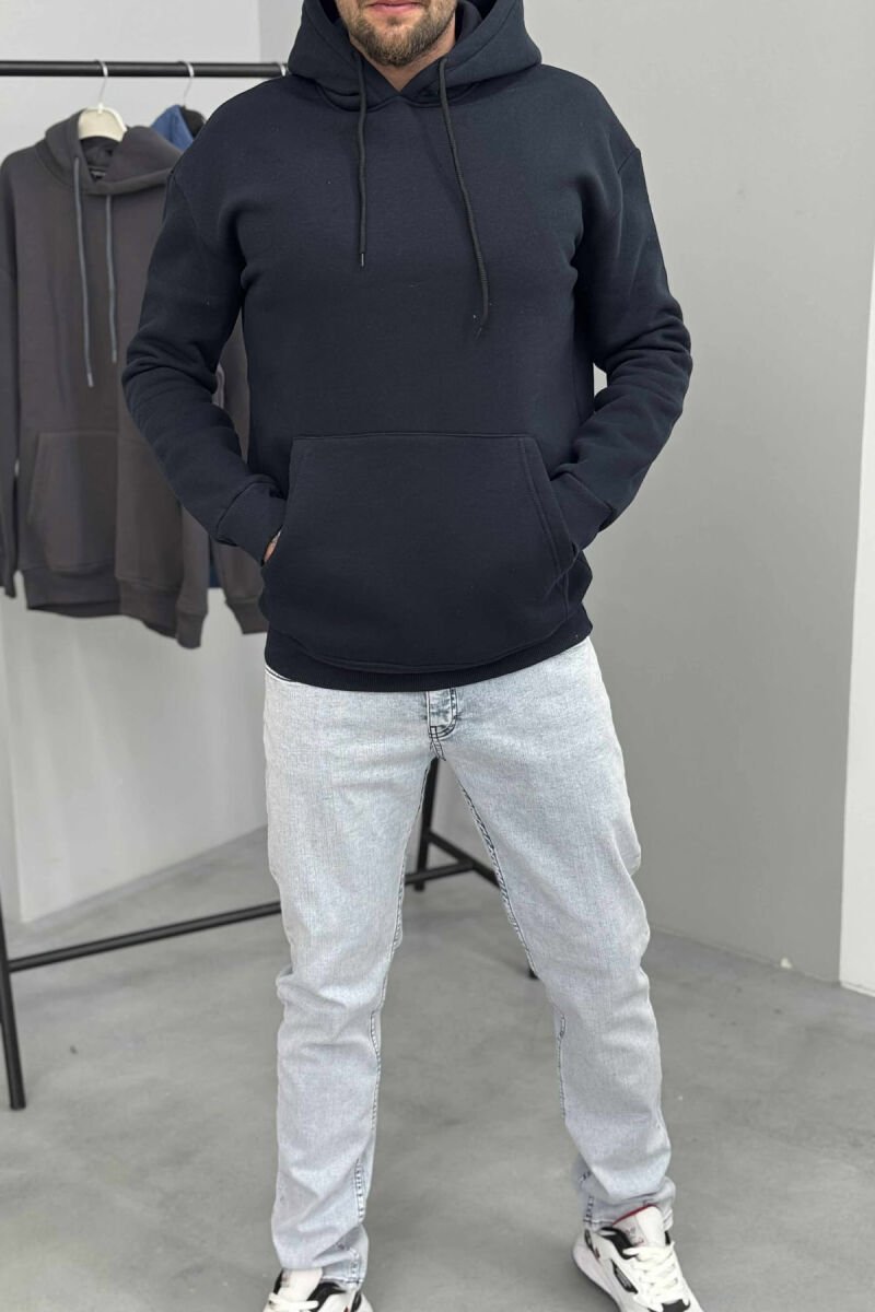 HOODIE E THJESHTË NJËNGJYRËSHE ME PUSH PËR MESHKUJ NË NGJYRËN BLU TË ERRËT - 1
