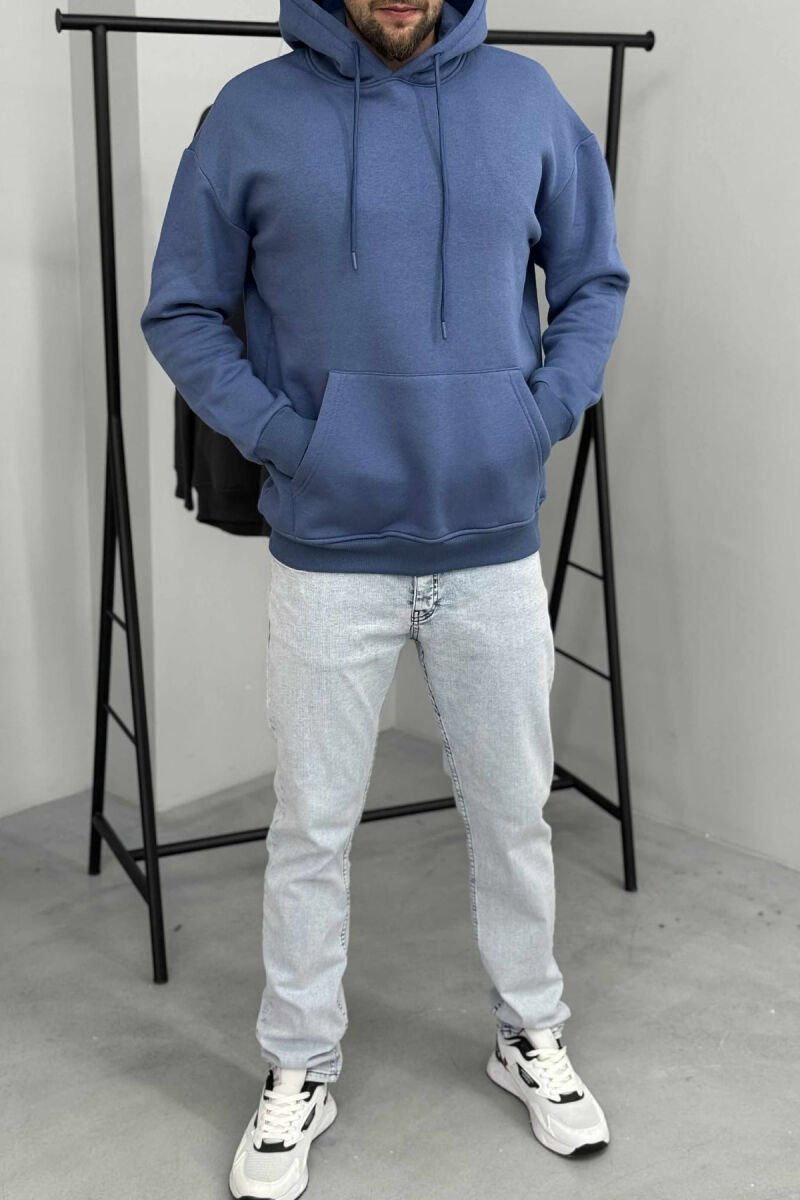 HOODIE E THJESHTË NJËNGJYRËSHE ME PUSH PËR MESHKUJ NË NGJYRËN BLU TË ZBARDHUR - 1
