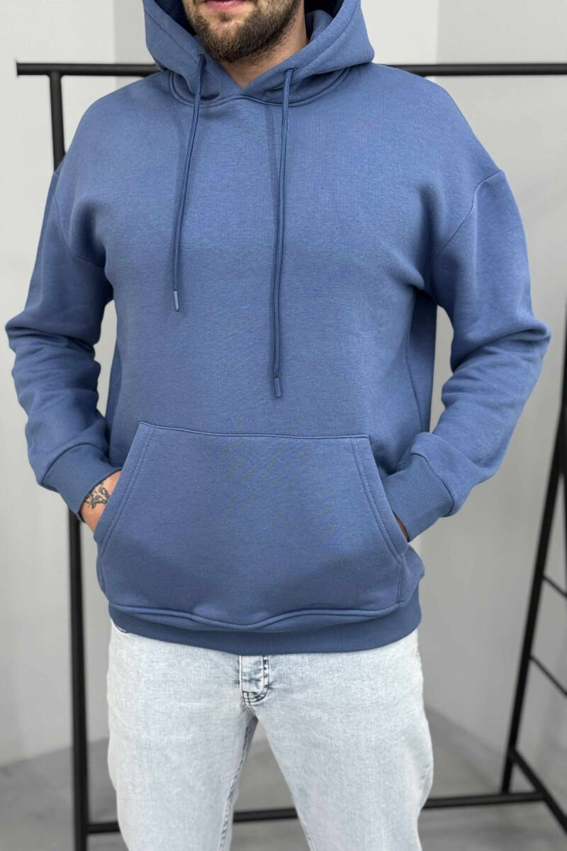 HOODIE E THJESHTË NJËNGJYRËSHE ME PUSH PËR MESHKUJ NË NGJYRËN BLU TË ZBARDHUR - 2