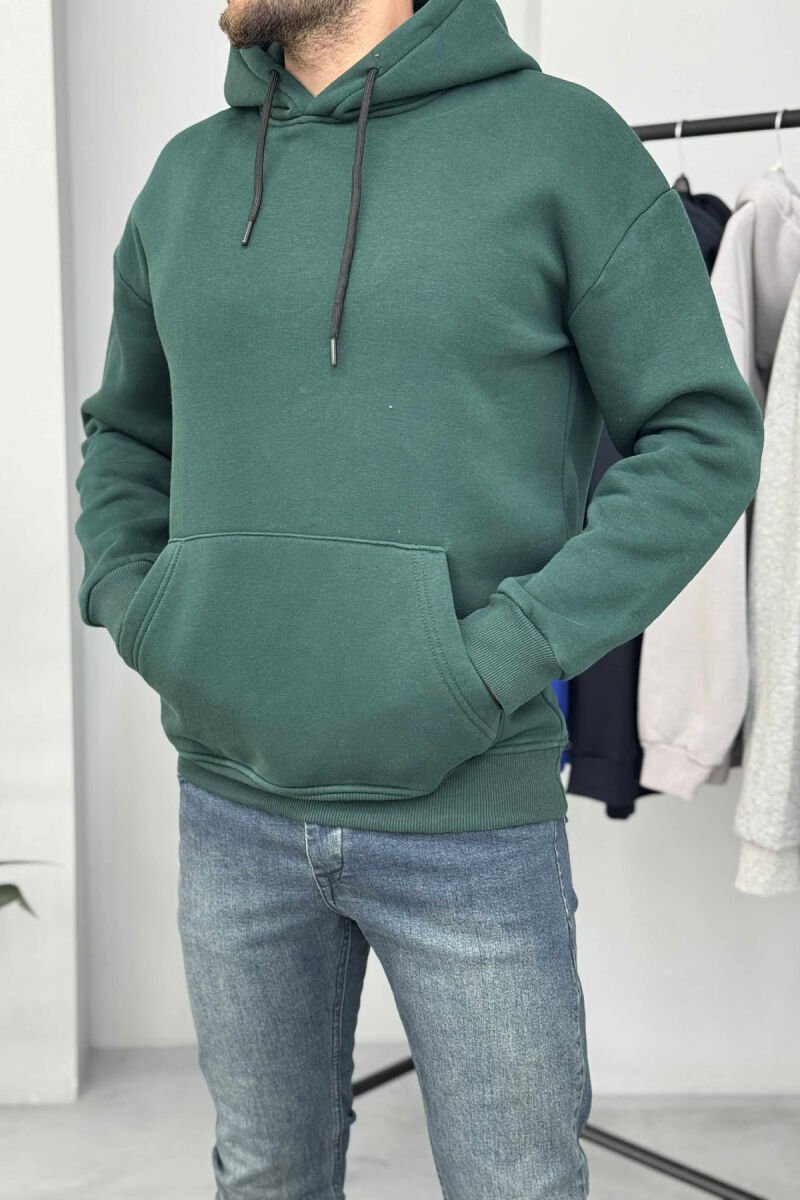 HOODIE E THJESHTË NJËNGJYRËSHE ME PUSH PËR MESHKUJ NË NGJYRËN JESHILE - 2